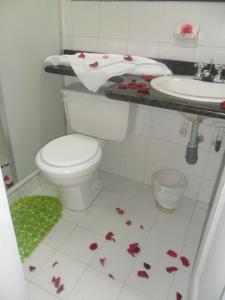 een badkamer met een toilet en een wastafel bij Hotel Bella Montaña in Manizales