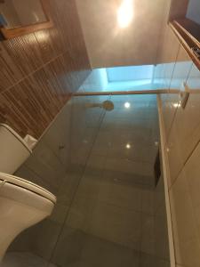 eine Glasdusche in einem Badezimmer mit Toilette in der Unterkunft Casa de Praia Maresias in São Sebastião + 55 Fotos