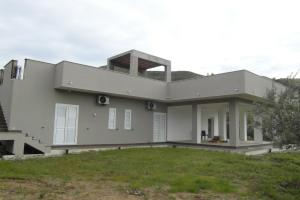 een groot wit huis met een dak bij BeB Nido degli Ulivi in Catanzaro