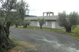 een lege weg voor een wit gebouw bij BeB Nido degli Ulivi in Catanzaro