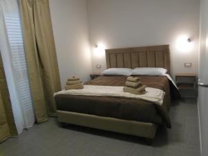 een slaapkamer met een bed met twee kussens erop bij BeB Nido degli Ulivi in Catanzaro