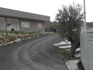 een huis met een boom aan de kant van een weg bij BeB Nido degli Ulivi in Catanzaro