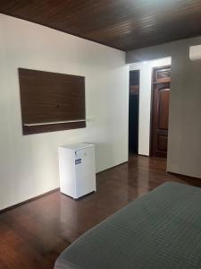 een kamer met een koelkast bij Pousada e hostel Italia in São Luís +7 foto's