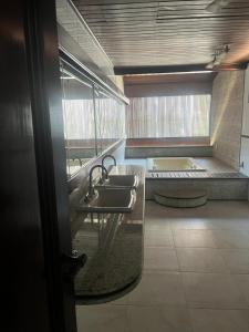 een badkamer met een wastafel en een ligbad bij Pousada e hostel Italia in São Luís