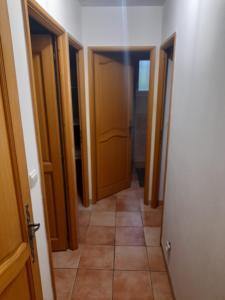 - un couloir avec deux portes et du carrelage dans l'établissement Sariri, à Brignoles