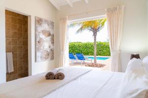 En eller flere senge i et værelse på Coral Estate Rentals