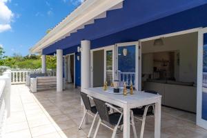 En balkon eller terrasse på Coral Estate Rentals