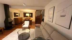 Khu vực ghế ngồi tại Montlude Apartament