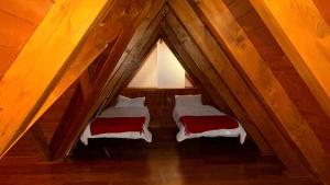 Giường trong phòng chung tại Montlude Apartament