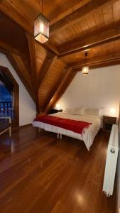 Giường trong phòng chung tại Montlude Apartament