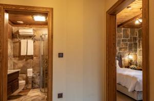 特拉布宗Foleya Mountain Resort Hotel & Villas的一间带步入式淋浴间和淋浴的浴室,位于后门 更多105张照片