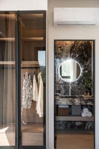 een kamer met een glazen deur met een spiegel bij Sav & Leo Mindful Residences in CHQ