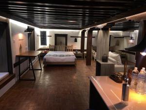 una camera da letto con un letto e una scrivania in una stanza di Hotel Thamel House - 6 km from Boudhanath Stupa, Kathmandu a Kathmandu