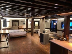 una camera con letto e cucina di Hotel Thamel House - 6 km from Boudhanath Stupa, Kathmandu a Kathmandu