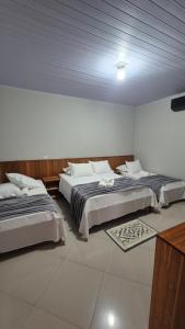 a room with three beds in a room at casa completa Paraiso valle verde in Estivado