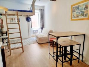 En eller flere senge i et værelse på Le Studio du Cardinal Central/ Wifi/ Ajaccio à pieds!