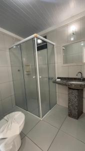 Pousada Sol e Mar Ingleses في فلوريانوبوليس: حمام مع دش ومرحاض ومغسلة +76 صورة