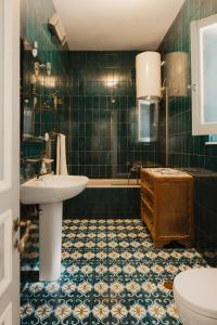 Phòng tắm tại Ampelaki Blue +71 ảnh