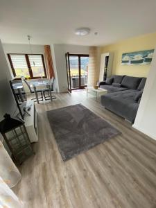 een woonkamer met een bank en een tafel bij Ferienwohnung Inge in Bad Peterstal