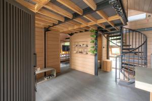 een intern uitzicht op een huis met een trap bij Mila Villa in Ngingas