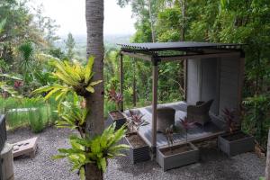 een prieel midden in een tuin bij Mila Villa in Ngingas +2 foto's