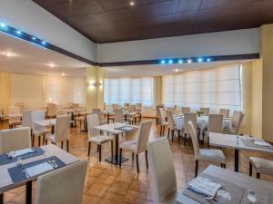 een eetkamer met tafels en stoelen bij B&B HOTEL Calenzano First in Calenzano