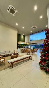 een woonkamer met een kerstboom in een gebouw bij Malia Beach Experience - Muro Alto/PE in Cupe
