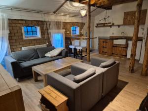 een woonkamer met een bank en een tafel bij Hoeve Op Vollenhof in Wezep