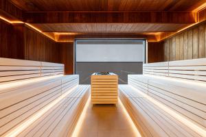 eine Sauna mit Holzvertäfelung und einem großen Fenster in der Unterkunft Tavel Hotel & SPA in Bukowel