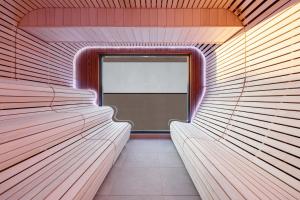 eine Sauna mit einem Fenster mitten im Raum in der Unterkunft Tavel Hotel & SPA in Bukowel