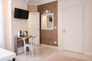 ein kleines Esszimmer mit einem Tisch und einem Spiegel in der Unterkunft Blu Marina Alassio in Alassio + 2 Fotos