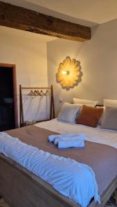 een groot bed in een slaapkamer met een licht aan de muur bij Maison LAVIGNE in Blagnac