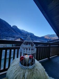 een vogelkooi bovenop een balkon bij M&M apartments in Monclassico