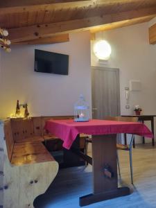 een kamer met een tafel met een vogelkooi erop bij M&M apartments in Monclassico