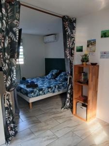 Postel nebo postele na pokoji v ubytování Bungalow charmant près de Vieux-Habitants, 36 m²