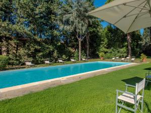 een zwembad met een tafel en een parasol bij B&B HOTEL Calenzano First in Calenzano