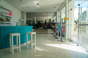 een winkelgang met een blauwe toonbank en twee krukken bij Portezuelo Hotel in Salta +73 foto's