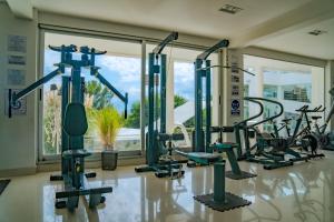 een sportschool met loopbanden en crosstrainers bij Portezuelo Hotel in Salta