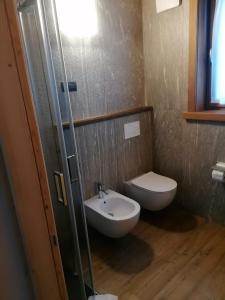 een badkamer met toilet en wastafel bij Chalet Noemi in Livigno