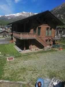 een huis met een grote tuin ervoor bij Chalet Noemi in Livigno