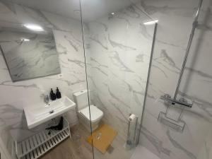 Et badeværelse på Nice and central apartment in Fuengirola + 11 billeder