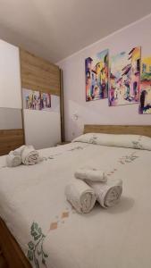 - une chambre avec 2 serviettes blanches sur un lit dans l'établissement Casa Zia Maria 6 posti Monterosso Coast to Coast, à Monterosso Calabro