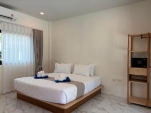 Postel nebo postele na pokoji v ubytování Pinky Bungalows Resort & Villa + 32 fotografií