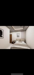 een grote slaapkamer met een groot bed. bij Hotel Liora Suites in Bangalore