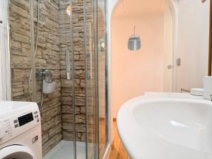 a bathroom with a shower and a toilet and a sink at Fiume 34 - bilocale luminoso e moderno a Sondrio in Sondrio