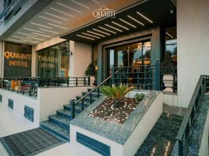 een gebouw met trappen voor een hotel bij Quaint Hotel Erbil in Erbil