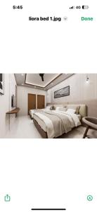 een slaapkamer met twee bedden en een tv aan de muur bij Hotel Liora Suites in Bangalore