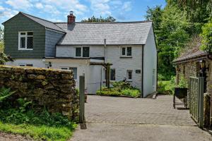 een wit huis met een poort en een stenen muur bij 2 Bed in Advent oc-s6025 in Camelford