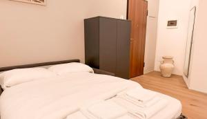 a bedroom with a bed and a black cabinet at Dusdei 4 - monolocale nel centro di Sondrio in Sondrio