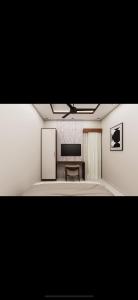 een witte kamer met een bed en een bureau bij Hotel Liora Suites in Bangalore